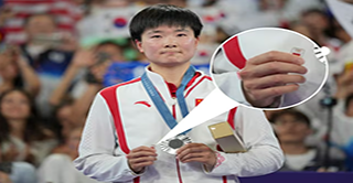 巴黎奥运会感动瞬间！中国运动员何冰娇携西班牙徽章登领奖台！